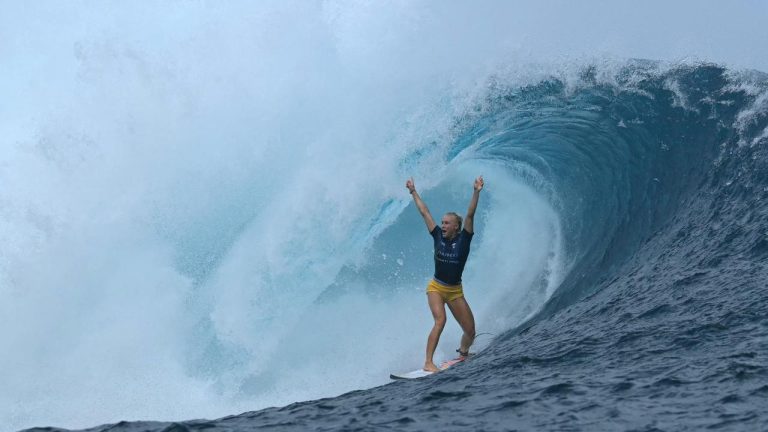 Historic Perfect 10: First Woman Surfer Conquers 'Wall of Skulls'