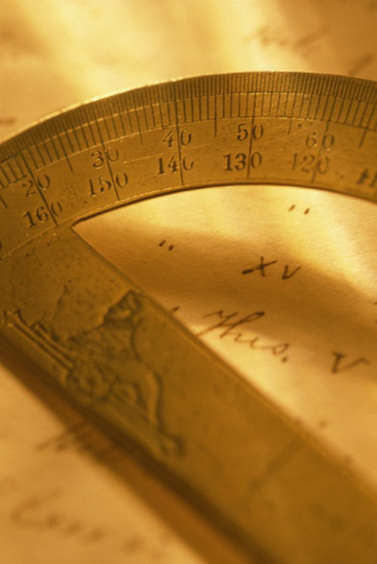 Understanding the Distinction Between a Compass and a Protractor