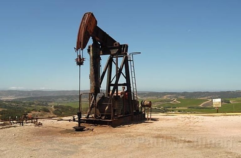 Understanding the Functionality of Oil Derrick Pumps